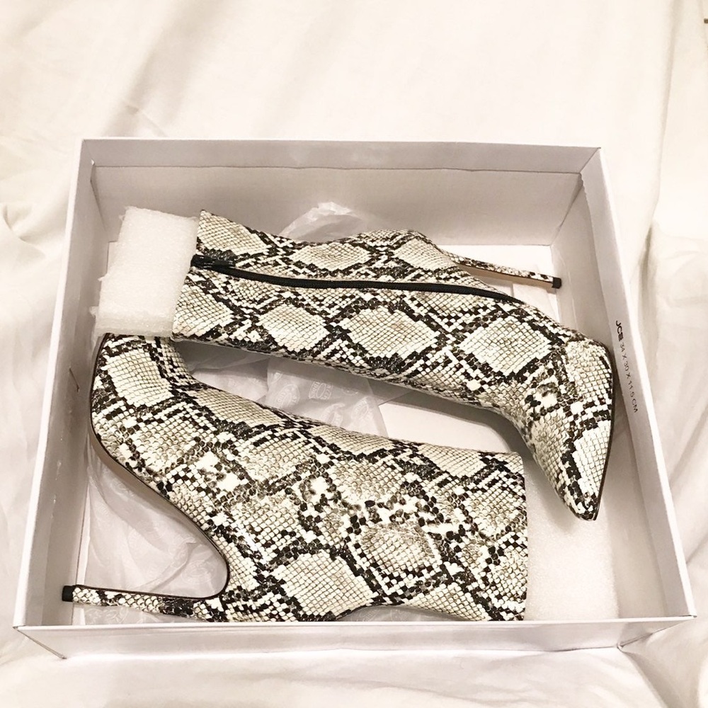 STEVE MADDEN Whimsy White black Snake Print Bootie - Picture 4 of 8